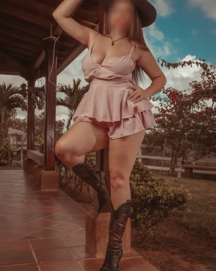 Nadine, 21